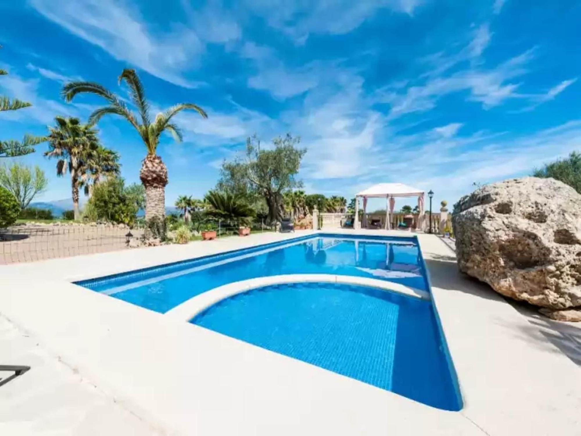 Charming With Garden Retreat *